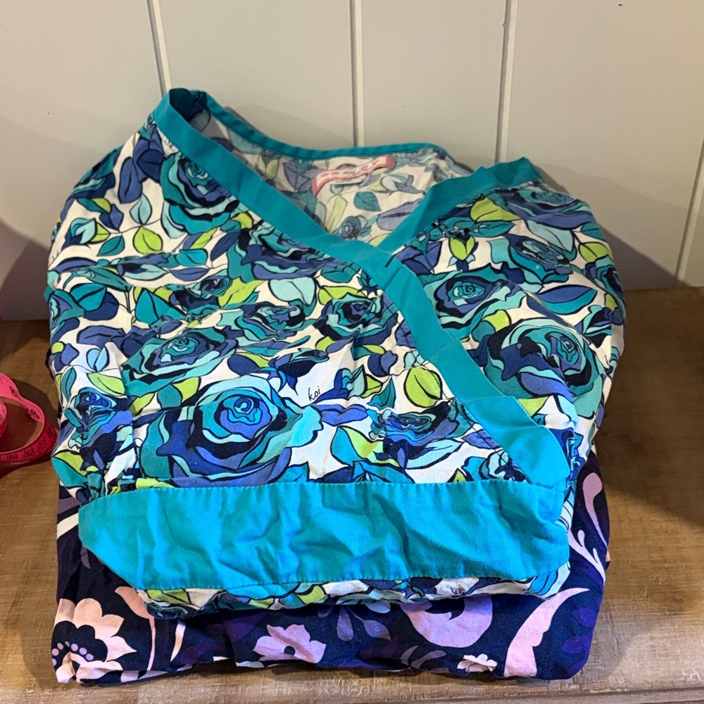 Women’s Floral V-Neck Scrub Top in Teal and Blue